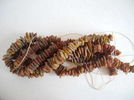 Natural Raw Baltic Amber Chips, Loose Beads Strand 30 - 40 gm, 10 - 17 mm Alluregem E2093